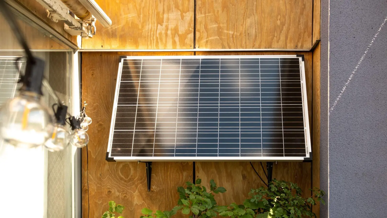 Sogar Mieter können auf dem Balkon Solarstrom erzeugen - mit solchen Paneelen mit gewöhnlichem Schuko-Stecker. (Foto: Laura Ludwig/dpa-tmn)