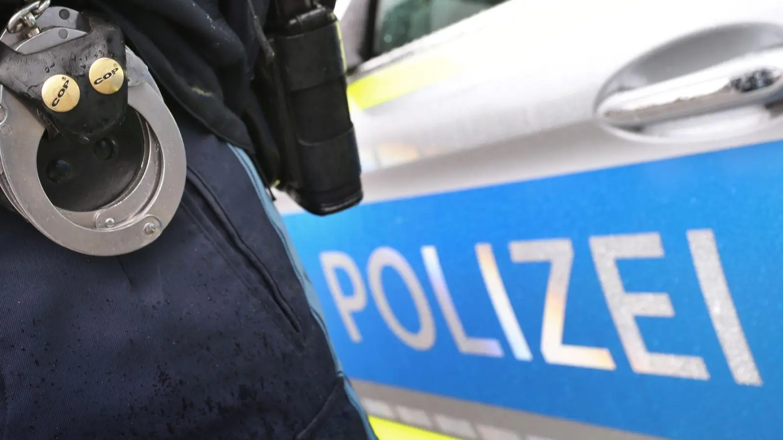 Ein 21-Jähriger kommt mit blutenden Gesichtsverletzungen in ein Krankenhaus, nachdem ein Mann ihm mit einer Schreckschusswaffe ins Gesicht geschossen haben soll. (Symbolbild) (Foto: Karl-Josef Hildenbrand/dpa)