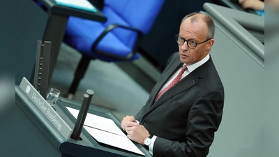 Kanzler Friedrich Merz (CDU) in der Generalaussprache über den Haushalt im Bundestag. (Foto: Kay Nietfeld/dpa)