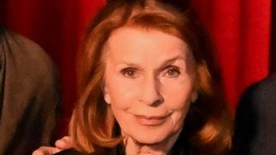 Senta Berger (M) macht Urlaub von der Reha - im Kino mit ihrem Sohn Simon Verhoeven (l) und dem Schauspieler Bruno Alexander (r).  (Foto: RONNY HEINE/Warner Bros. Entertainment GmbH/dpa)