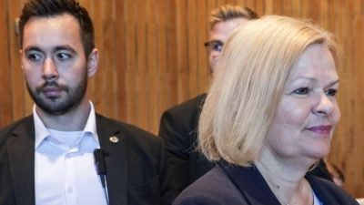 Die ehemalige Bundesinnenministerin Nancy Faeser (SPD) steht im Untersuchungsausschuss des nordrhein-westfälischen Landtags zum Terror-Anschlag von Solingen Rede und Antwort.  (Foto: Oliver Berg/dpa)