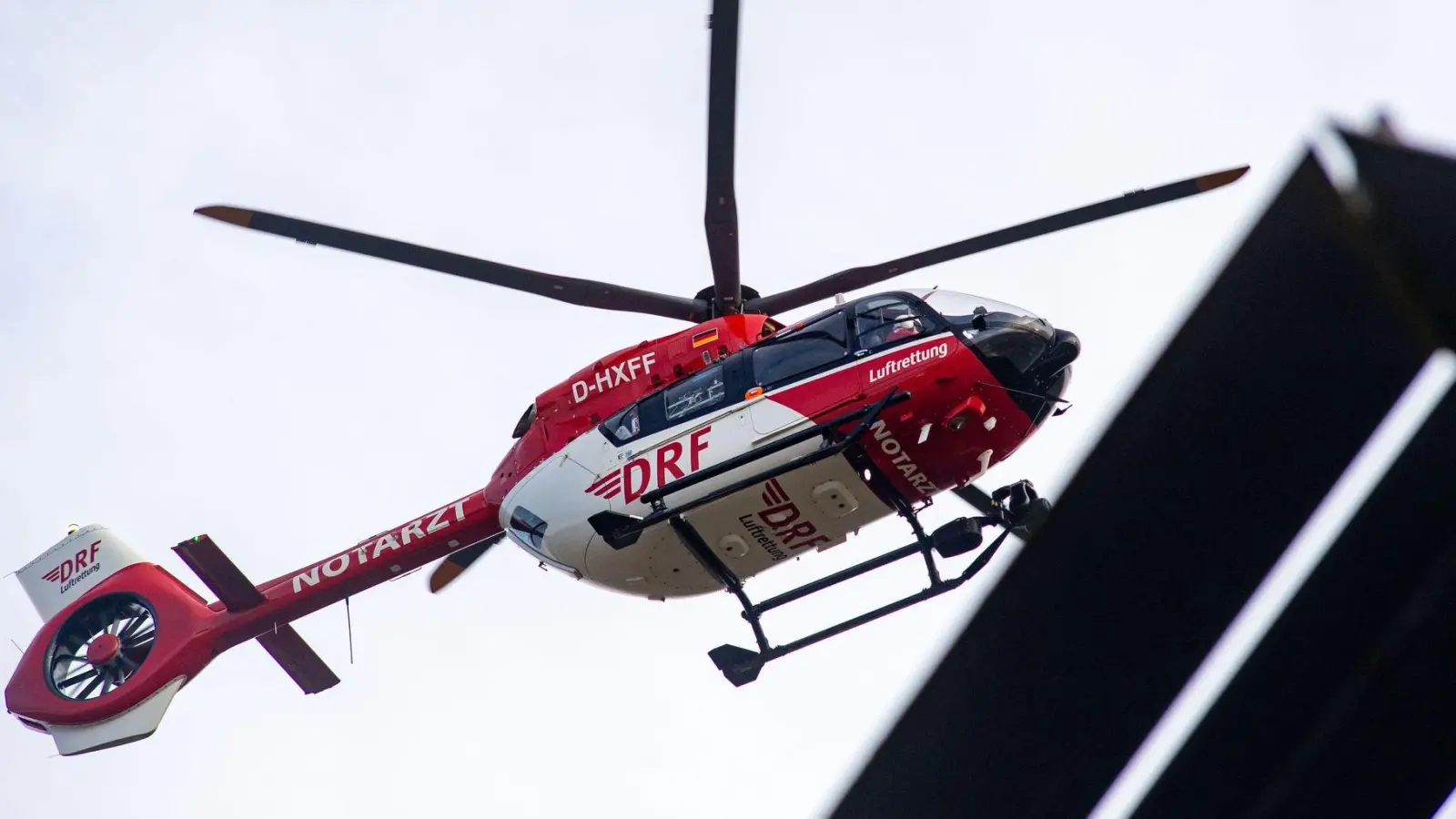 Ein Rettungshubschrauber brachte einen der Schwerverletzten ins Krankenhaus. (Symbolbild) (Foto: Stefan Sauer/dpa)