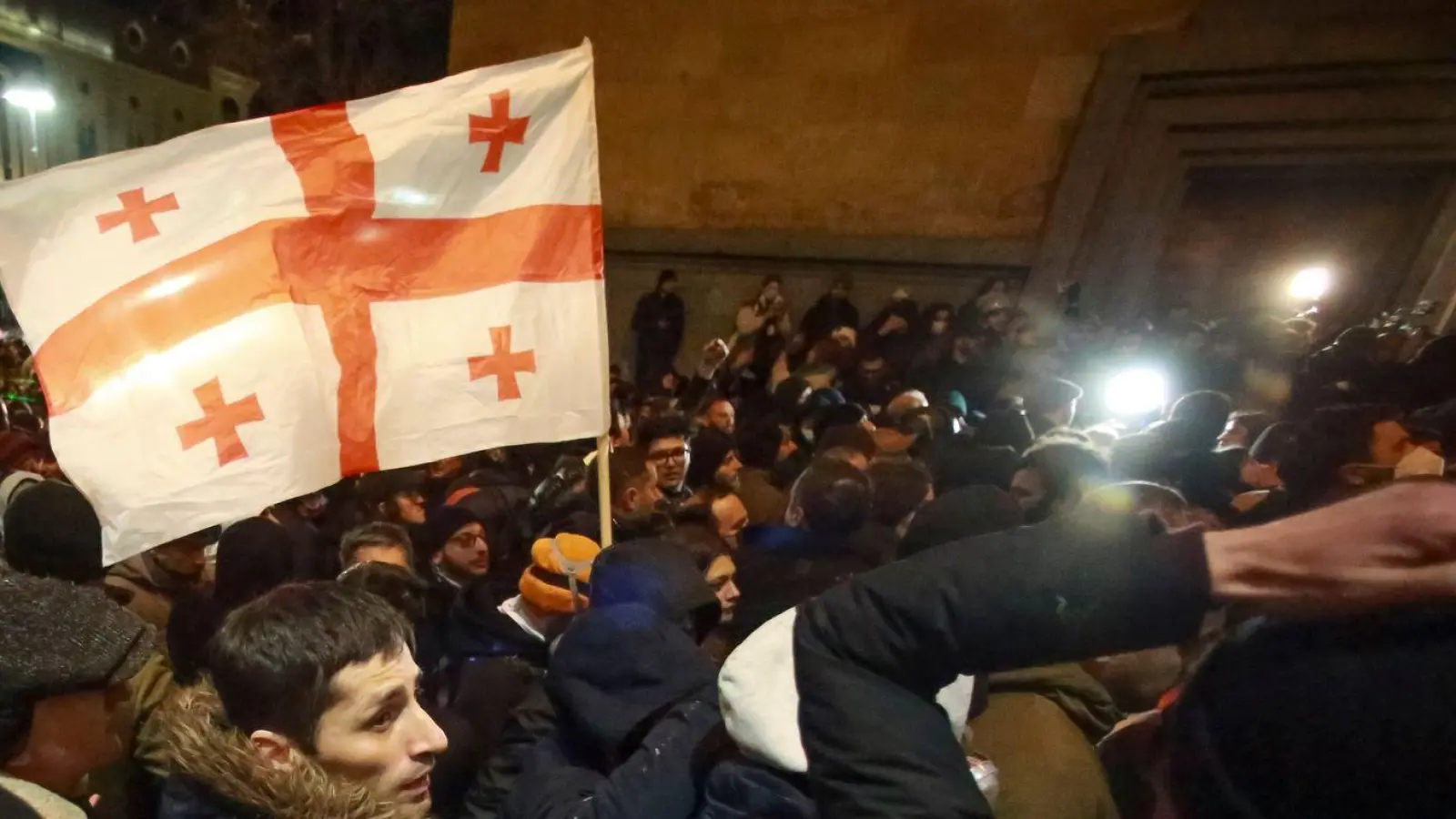 Die Demonstranten in Tiflis hoffen auf eine Annäherung an Europa. (Foto: Zurab Tsertsvadze/AP)