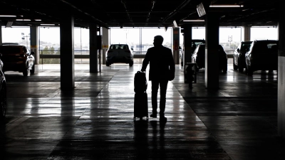 Das Parkhaus einer Autovermietung. Mietwagen werden über Ostern in Deutschland teurer sein als im Vorjahr, in etlichen anderen Ländern jedoch günstiger. (Symbolbild) (Foto: Clara Margais/dpa)