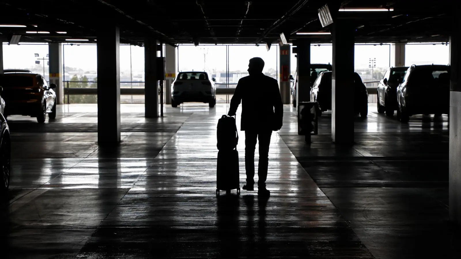 Das Parkhaus einer Autovermietung. Mietwagen werden über Ostern in Deutschland teurer sein als im Vorjahr, in etlichen anderen Ländern jedoch günstiger. (Symbolbild) (Foto: Clara Margais/dpa)