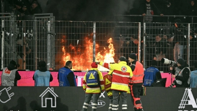Im Frankfurter Fanblock brennt ein Feuer. (Foto: Federico Gambarini/dpa)