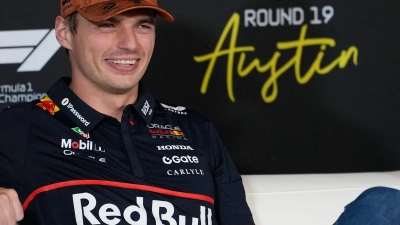 Gute Laune beim viermaligen Weltmeister Max Verstappen.  (Foto: John Locher/AP/dpa)
