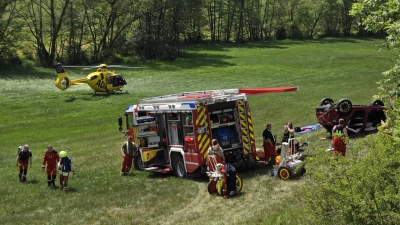 Ein Auto durchbrach am Pfingstsonntag die Leitplanke, überschlug sich mehrfach und blieb auf dem Dach liegen. (Foto: Kreisfeuerwehrverband Nea)