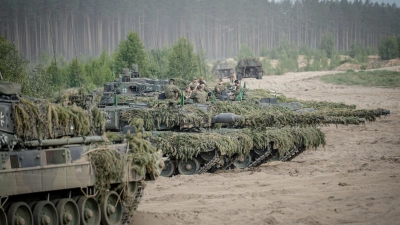 Leopard-2-Panzer der Bundeswehr bei einer Übung - die deutschen Streitkräfte sollen in den kommenden Jahren besser bewaffnet werden. (Foto: Kay Nietfeld/dpa)