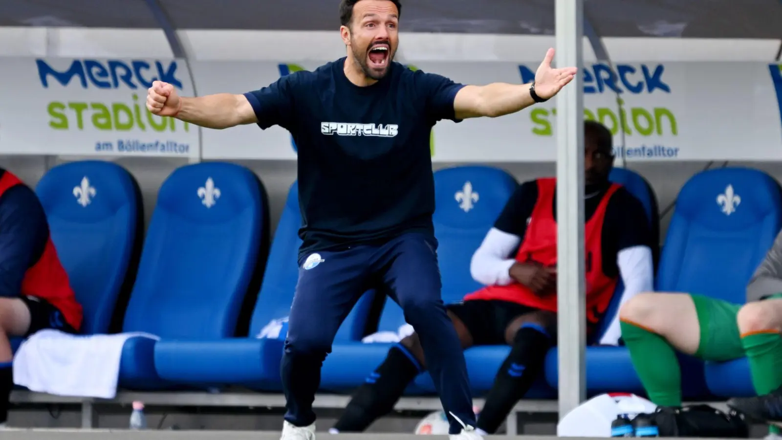 Immer am Anschlag: Paderborn-Trainer Ralf Kettemann (Archivbild). (Foto: Florian Wiegand/dpa)