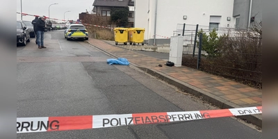 Die Spurensicherung gehört direkt nach der Tat zu den wichtigsten Aufgaben der Polizei. Ein blauer Plastiksack deckt einen Rucksack des Opfers ab. (Foto: Evi Lemberger)