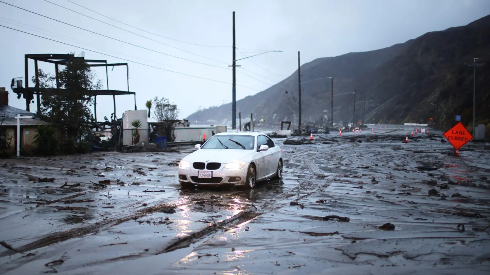 Ein heftiges Unwetter hat in der US-Metropole Los Angeles für Überschwemmungen gesorgt. (Foto: Ethan Swope/AP/dpa)