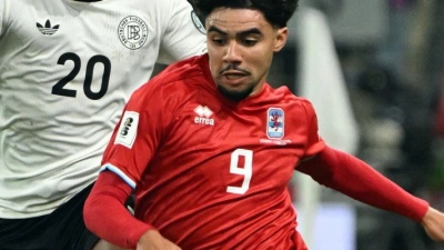 Der luxemburgische Nationalspieler Aiman Dardari (r) wechselt per Leihe von Augsburg nach Fürth. (Archivbild) (Foto: Federico Gambarini/dpa)