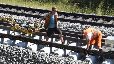 Auf der Bahnstrecke Nürnberg-Würzburg, hier auf der Hellmitzheimer Flur, werden Schwellen und Gleise neu verlegt. (Foto: Andreas Reum)