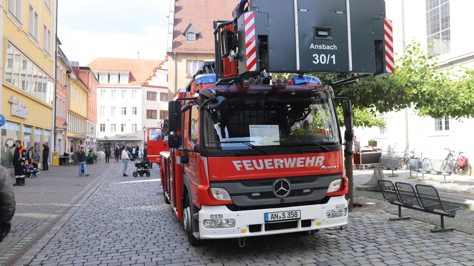 Große Fahrzeuge säumen die Ansbacher Altstadt, ohne dass ein Ernstfall vorliegt. (Foto: Oliver Herbst)