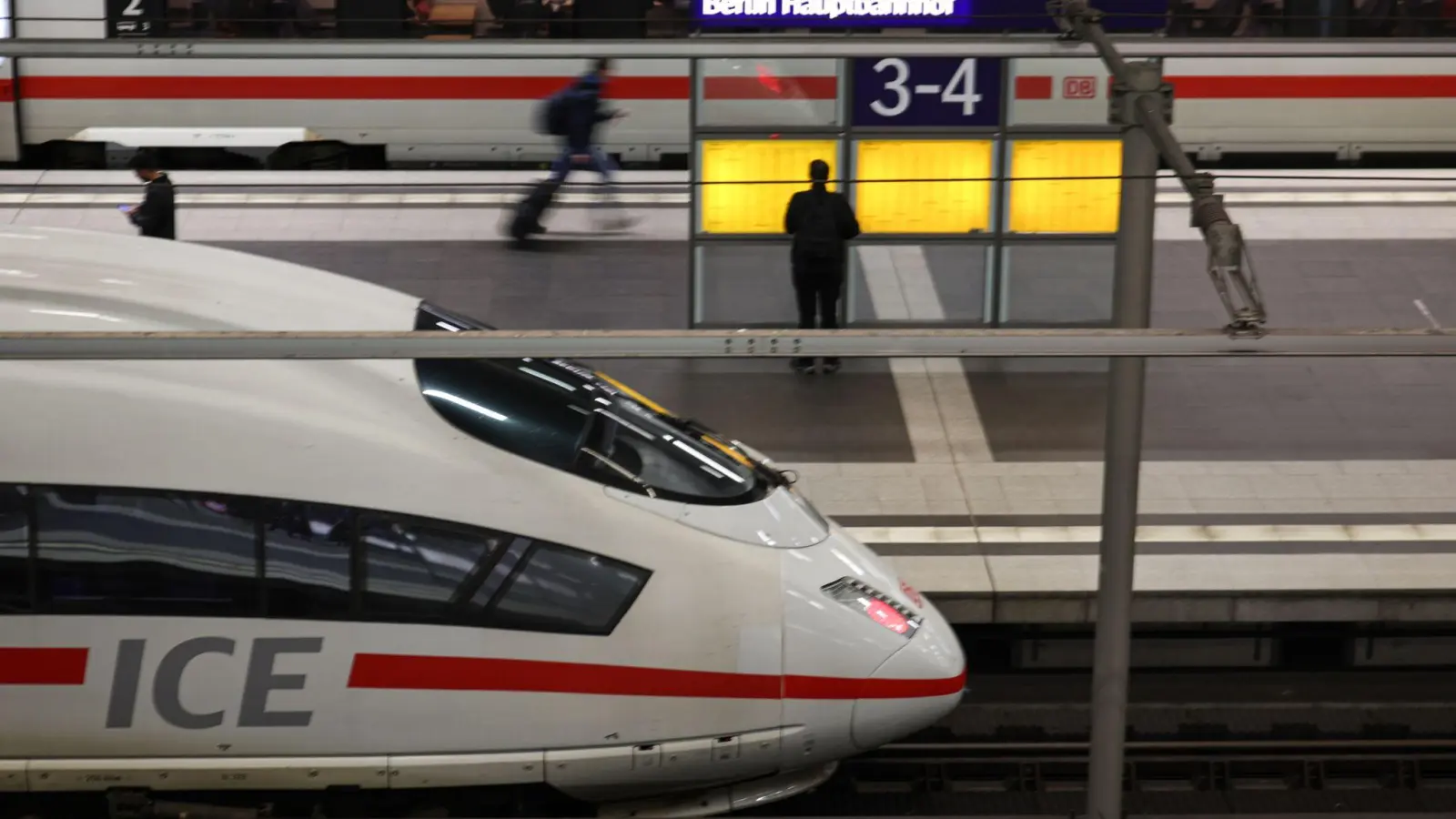 Ein neues Mobilitätsdatengesetz soll die Bereitstellung von Verkehrsdaten wie Zugverspätungen in Echtzeit erleichtern. (Symbolbild) (Foto: Hannes P. Albert/dpa)