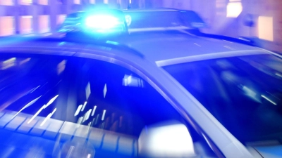 Während eines Einsatzes des Rettungsdienstes stieß ein Transporter in den Rettungswagen bei Flachslanden. (Symbolbild: Carsten Rehder/dpa)