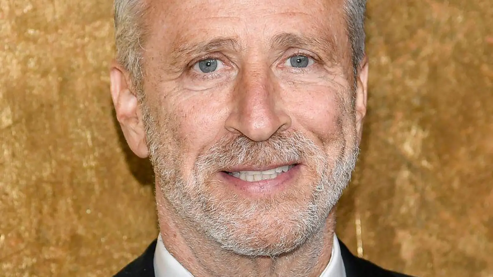 Der US-Comedian hat seinen Vertrag bei der „Daily Show“ verlängert. (Archivbild) (Foto: Evan Agostini/Invision/AP/dpa)
