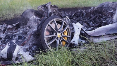 Der Sportwagen brennt neben der Autobahn aus. (Foto: Reinert/swd-medien /dpa)