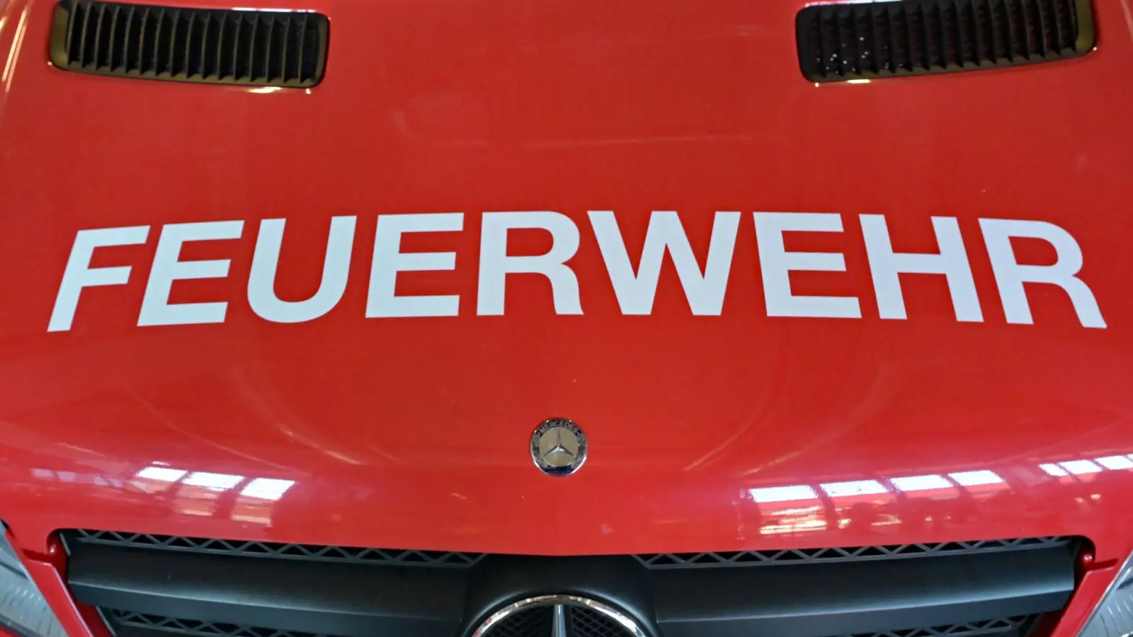 Das Bayerische Rote Kreuz versorgte die Feuerwehrleute beim Löschen mit Getränken. (Symbolbild) (Foto: Malin Wunderlich/dpa)