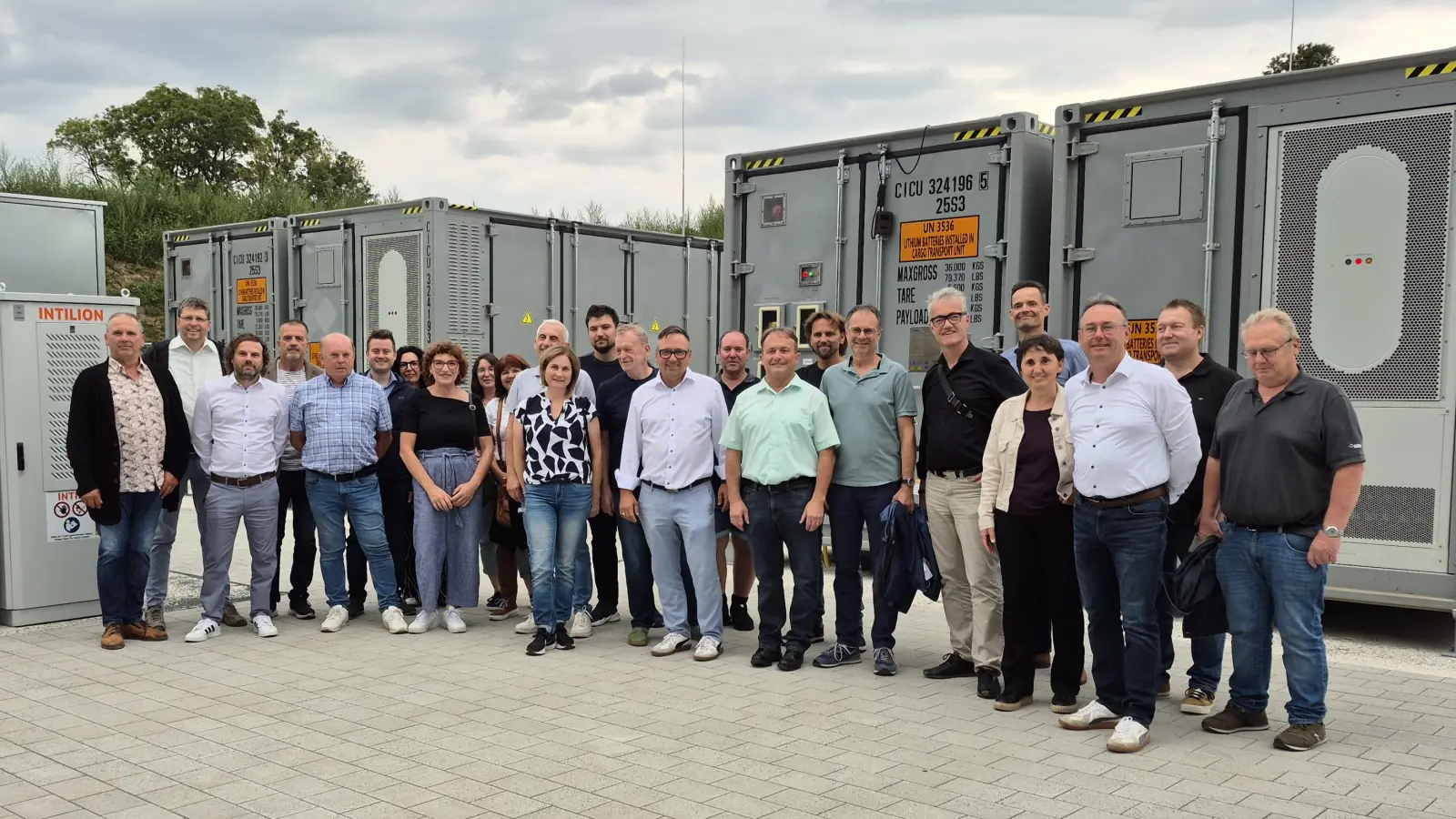 Die Vertreter der Stadt Feuchtwangen und der Stadtwerke sowie Mitarbeitende der ausführenden Firmen bei der Einweihung des neuen Batteriespeichers.  (Foto: Peter Zumach)