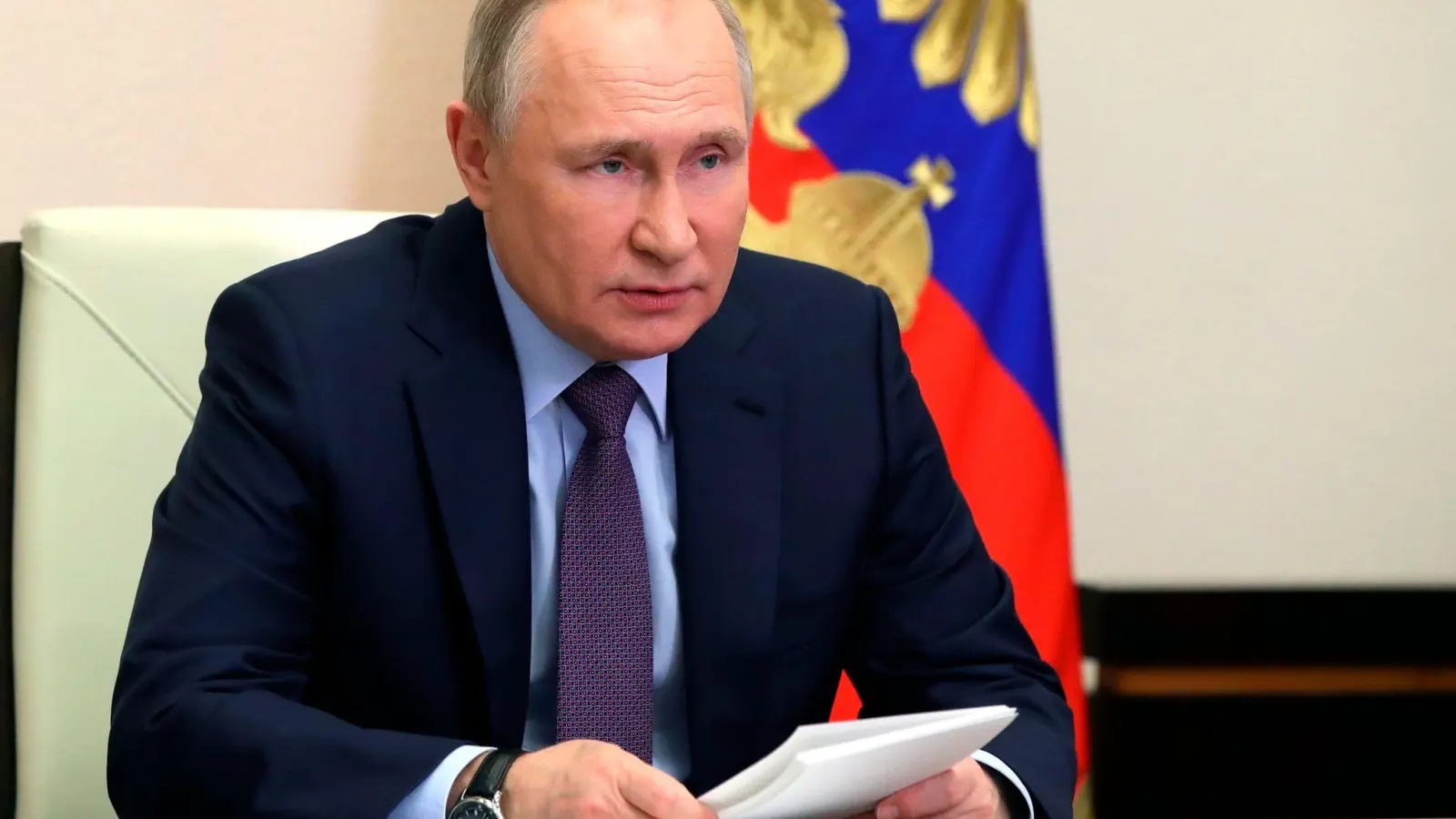 Rund zwei Wochen nach der Umstellung auf Rubel-Zahlungen für russisches Gas hat Kremlchef Putin angeblich durch westliche Banken verschuldete Zahlungsausfälle beklagt. (Foto: Mikhail Klimentyev/Pool Sputnik Kremlin/AP/dpa)