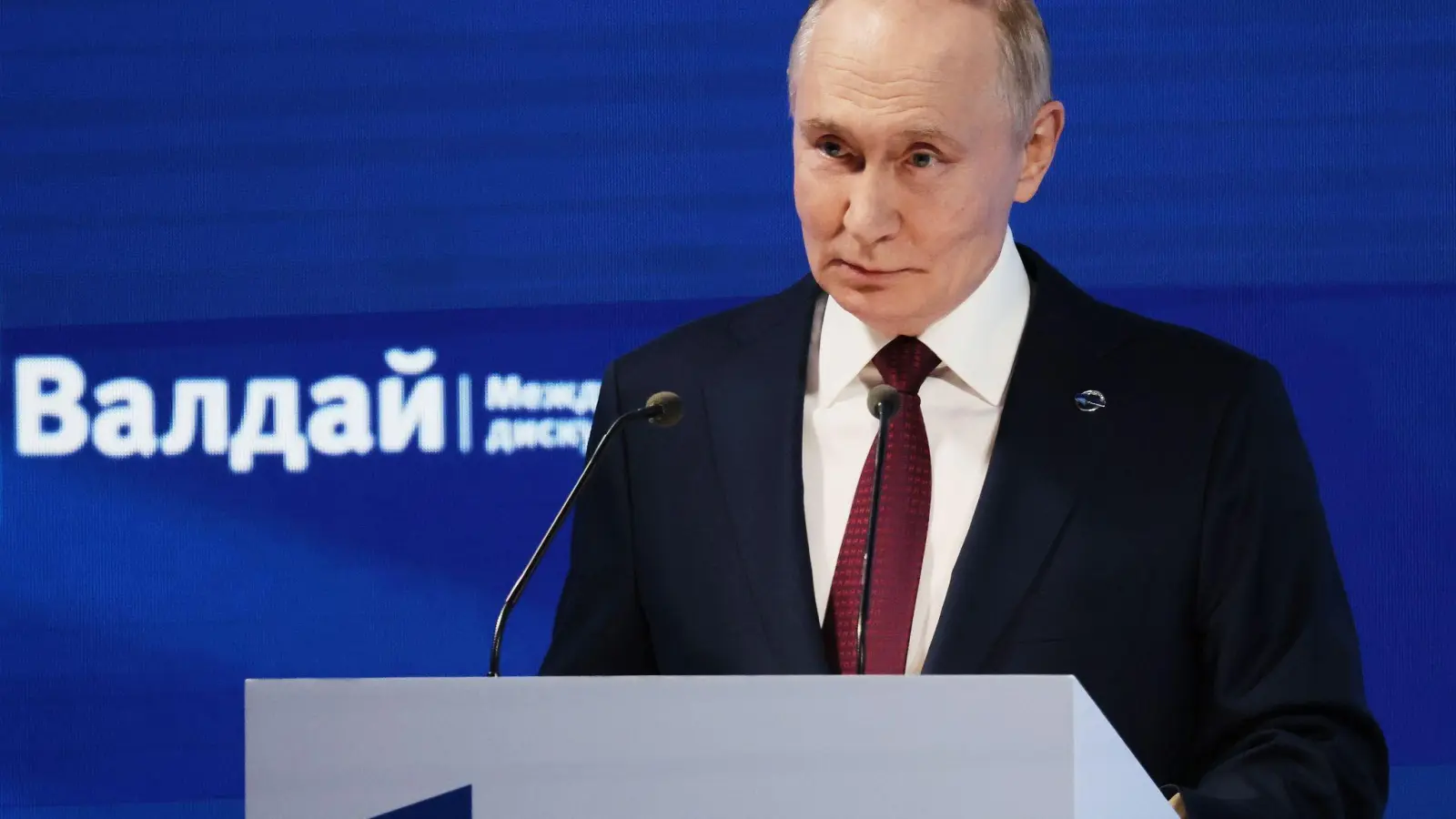 Der Kremlchef erläuterte vor Außenpolitikexperten mehrere Stunden lang seine Sicht auf die Welt. (Foto: Mikhail Metzel/Pool Sputnik Kremlin/AP/dpa)