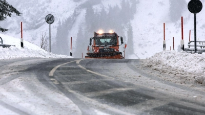 Ein Räumfahrzeug des Winterdienstes fährt auf dem Riedbergpass im Schneetreiben. (Foto: Karl-Josef Hildenbrand/dpa)