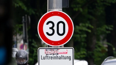 Auf dem Mittleren Ring sollen die Tempo-30-Schilder nun abmontiert werden. (Archivbild) (Foto: Sven Hoppe/dpa)
