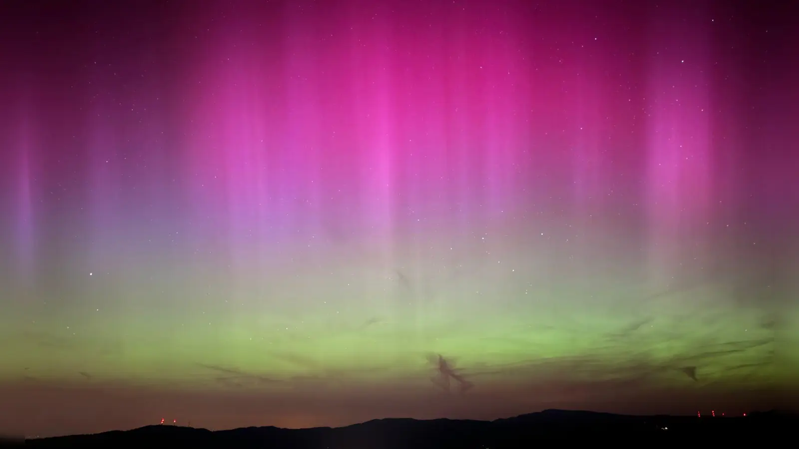 Starke Sonnenstürme können Polarlichter erzeugen, die noch weit südlich der Polarregionen zu sehen sind - sogar in  Baden-Württemberg noch. (Archivbild) (Foto: Valentin Gensch/dpa)