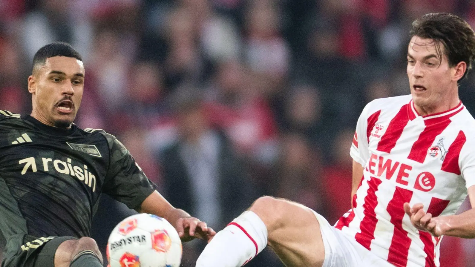 Kölns Kakub Kaminski (r) hatte in der ersten Hälfte zwei Chancen.  (Foto: Marius Becker/dpa)