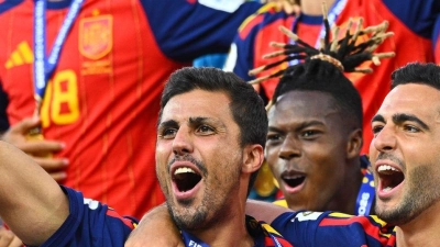 Spanien mit seinem überragenden Kapitän Rodri bejubelt den WM-Titel.   (Foto: Tom Weller/dpa)