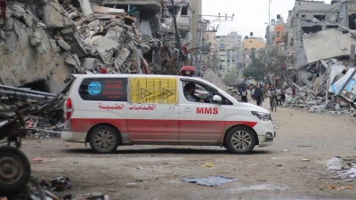 Ein Krankenwagen zwischen Trümmern in Beit Lahia bei Dschabalia im Gazastreifen. (Foto: Mohammed Alaswad/APA Images via ZUMA Press Wire/dpa)