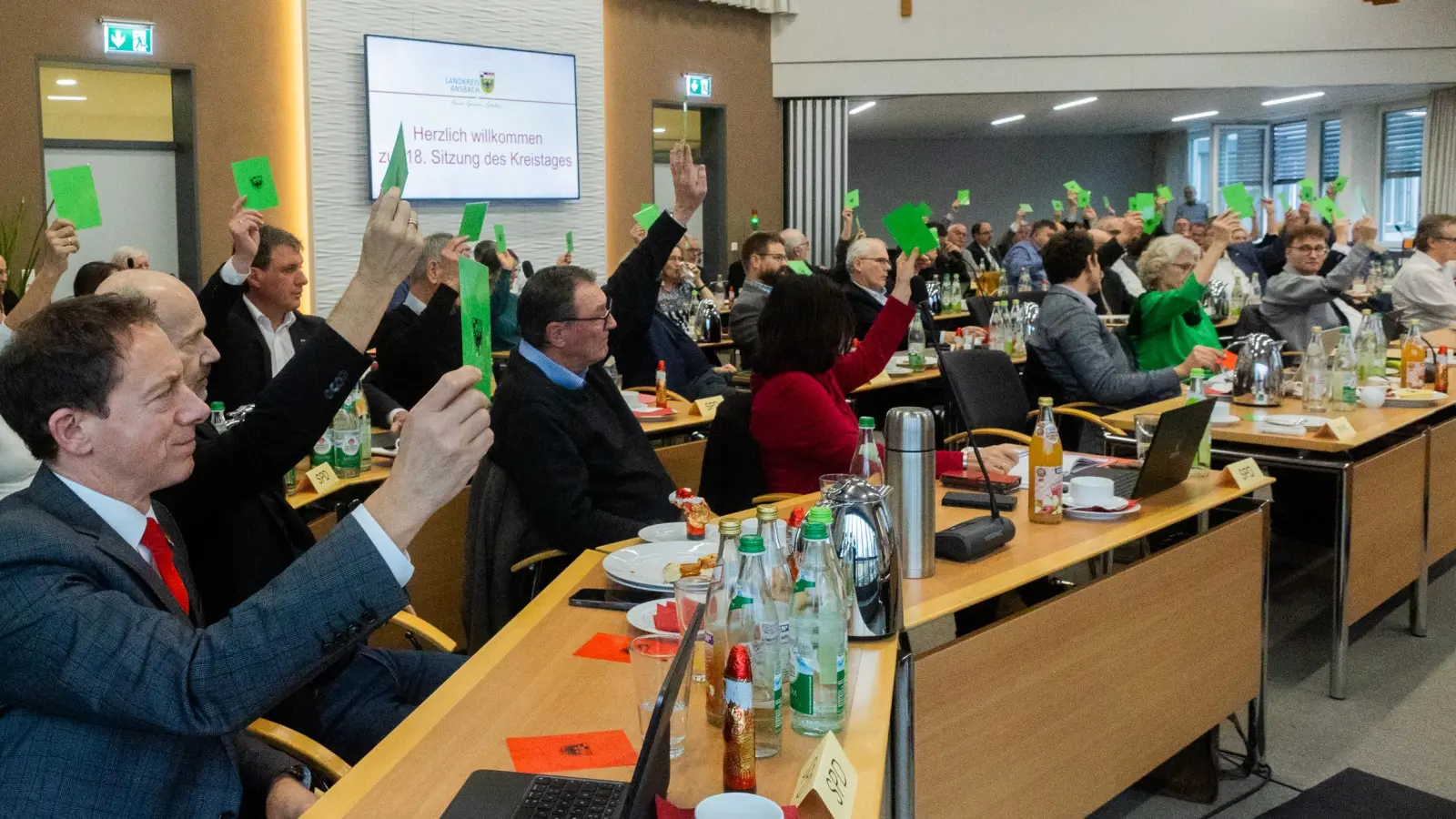 Über zahlreiche Punkte stimmten die Kreisräte am Freitag im großen Sitzungssaal des Landratsamts ab.  (Foto: Evi Lemberger)