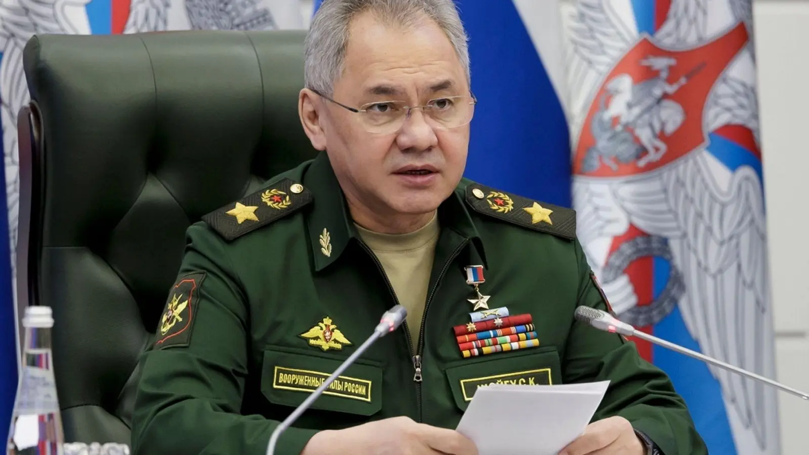 Russlands Verteidigungsminister Sergej Schoigu gibt Details zum Flottenmanöver im Pazifik bekannt. (Foto: Uncredited/Russian Defense Ministry Press Service/AP/dpa)