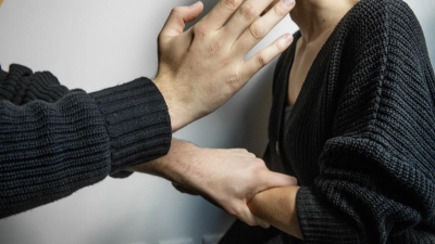 Weil die geschlechtsspezifische Gewalt gegen Frauen und Mädchen gestiegen ist, hat der Bund das Gewalthilfegesetz erlassen. Dadurch haben Betroffene ab dem Jahr 2032 einen Rechtsanspruch auf Schutz- und Beratungsangebote.  (Symbolbild: Evi Lemberger)