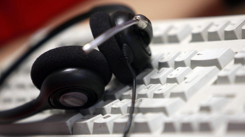 Bald überflüssig und durch KI ersetzt? Versicherungen und große Banken beschäftigen viele Mitarbeiter in Call-Centern.(Symbolbild) (Foto: Oliver Berg/dpa)