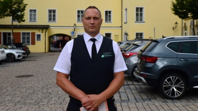 Stefan Scheffler hat gerade eine Sterbeurkunde notariell beglaubigen lassen. Nun müssen er und sein Kollege weiter, für einen Kaffee bleibt keine Zeit. (Foto: Irmeli Pohl)