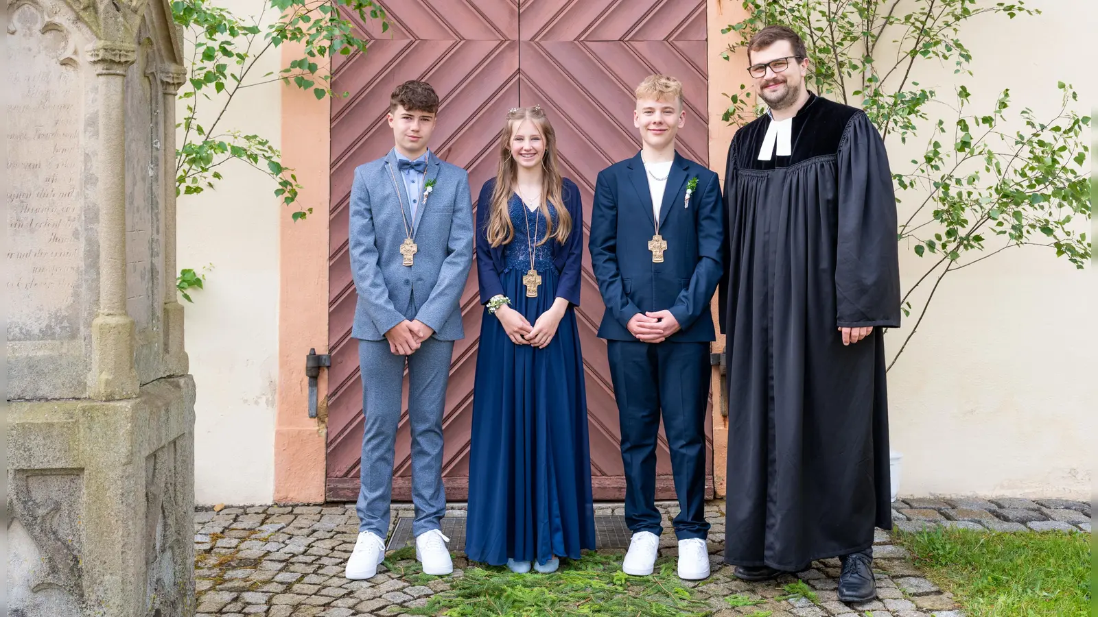 Ein Mädchen und zwei Jungen feierten in einem festlichen Gottesdienst in der St.-Nikolaus-Kirche in Fürnheim ihre Konfirmation. Mit im Bild: Pfarrer Christian Dellert. (Foto: Susanne Uhl)