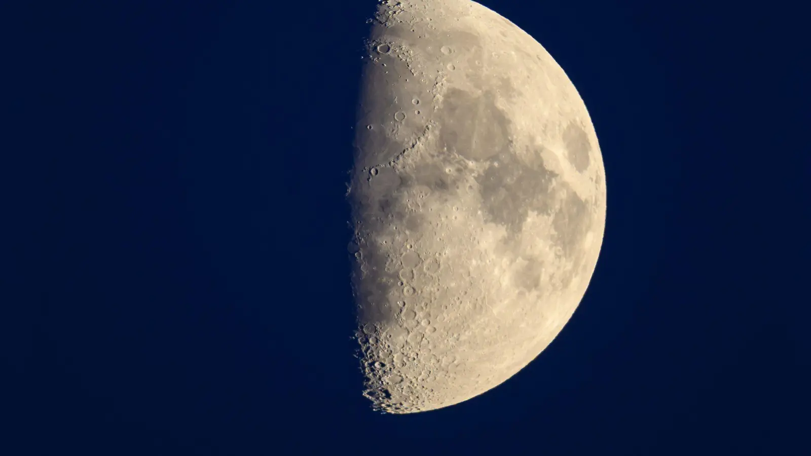 Neue Esa-Satelliten sollen künftig um den Mond fliegen und Mondmissionen helfen. (Archivbild) (Foto: Patrick Pleul/dpa)