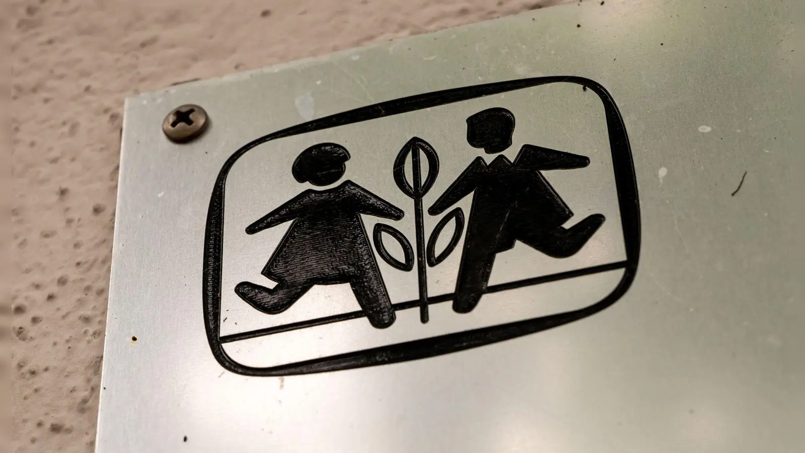 Der Dachverband übergibt einen Geheimbericht an Ermittler. (Archivbild) (Foto: Peter Kneffel/dpa)