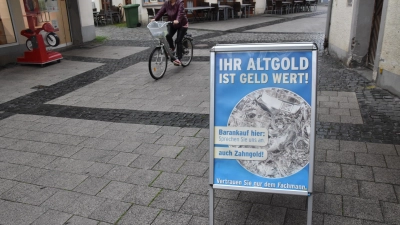 Gold ist begehrt: Das zeigen Ankaufangebote vor Schmuckfachgeschäften (wie hier in der Ansbacher Innenstadt), in der Zeitung, im Briefkasten und im Internet.  (Foto: Silvia Schäfer)