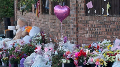 Menschen haben in der Nähe des Tatorts von Southport Blumen niedergelegt. (Archivbild) (Foto: Scott Heppell/AP/dpa)