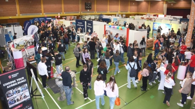 Jugendliche für vielfältige Berufsmöglichkeiten begeistern: Das stand bei der Ausbildungsbörse „Contact“ in der Hesselberghalle in Wassertrüdingen im Mittelpunkt.  (Foto: Peter Tippl)
