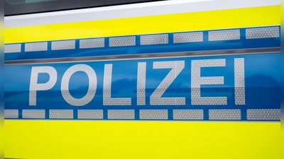 Nach der Kollision zwischen einem Schulbus und einem Auto blieb von beiden Fahrzeugen nur noch ein Totalschaden übrig. (Symbolbild) (Foto: Daniel Vogl/dpa)