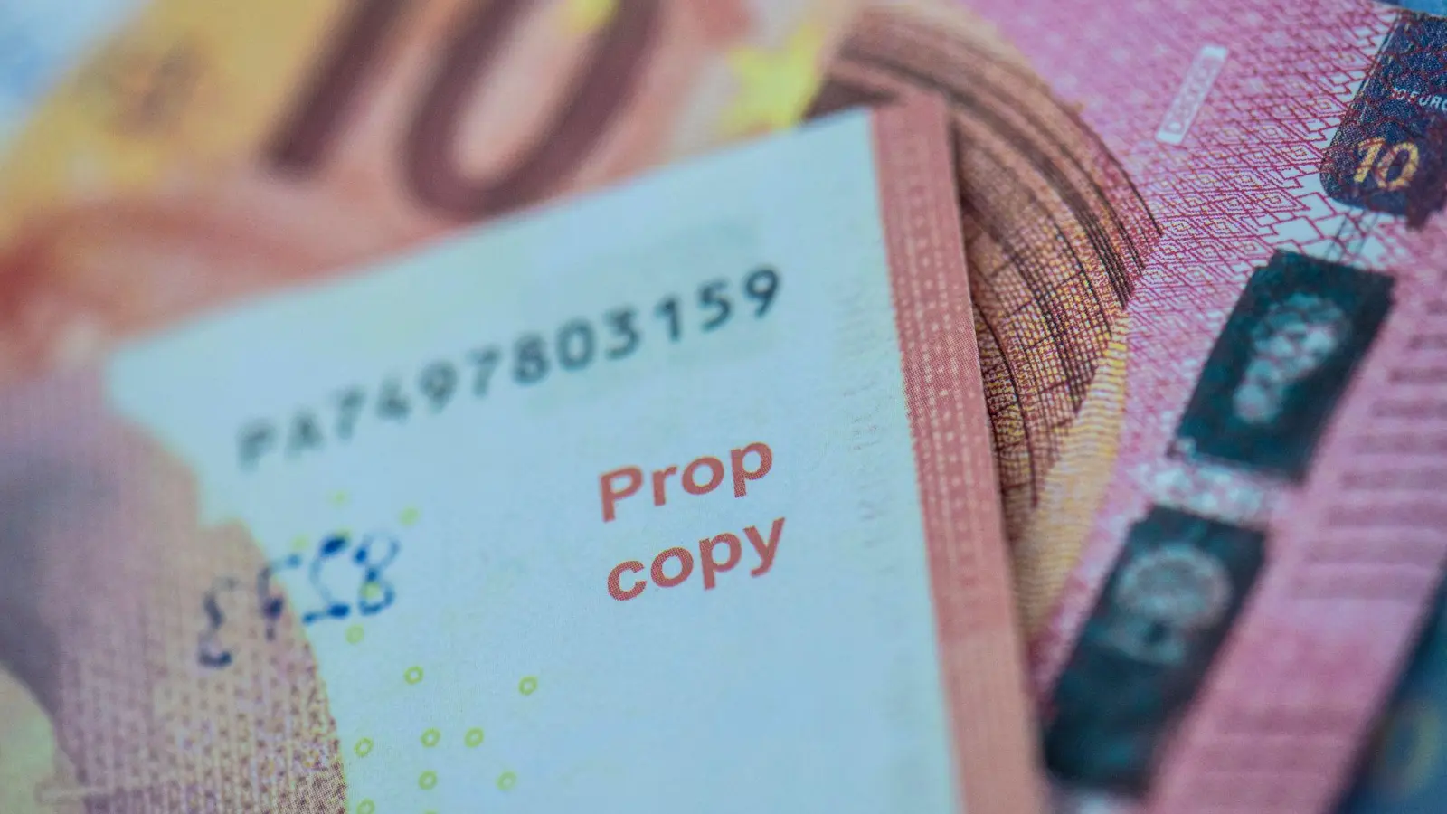 In der Umhängetasche des Mannes fand die Polizei zwei Bündel mit 20-Euro-Scheinen im Gesamtwert von 3.400 Euro. (Symbolbild) (Foto: Boris Roessler/dpa)