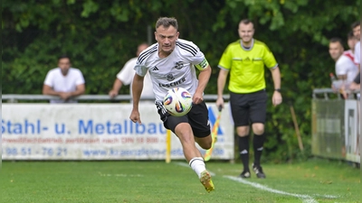 Im Vorwärtsgang: Niklas Bär traf für Schillingsfürst beim Gastspiel in Aufkirchen, am Ende siegte jedoch der SCA mit 5:2. (Foto: Martin Rügner)