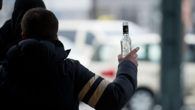 Gibt es Streit, ist oft Alkohol im Spiel. (Archivbild)  (Foto: picture alliance / Daniel Reinhardt/dpa)
