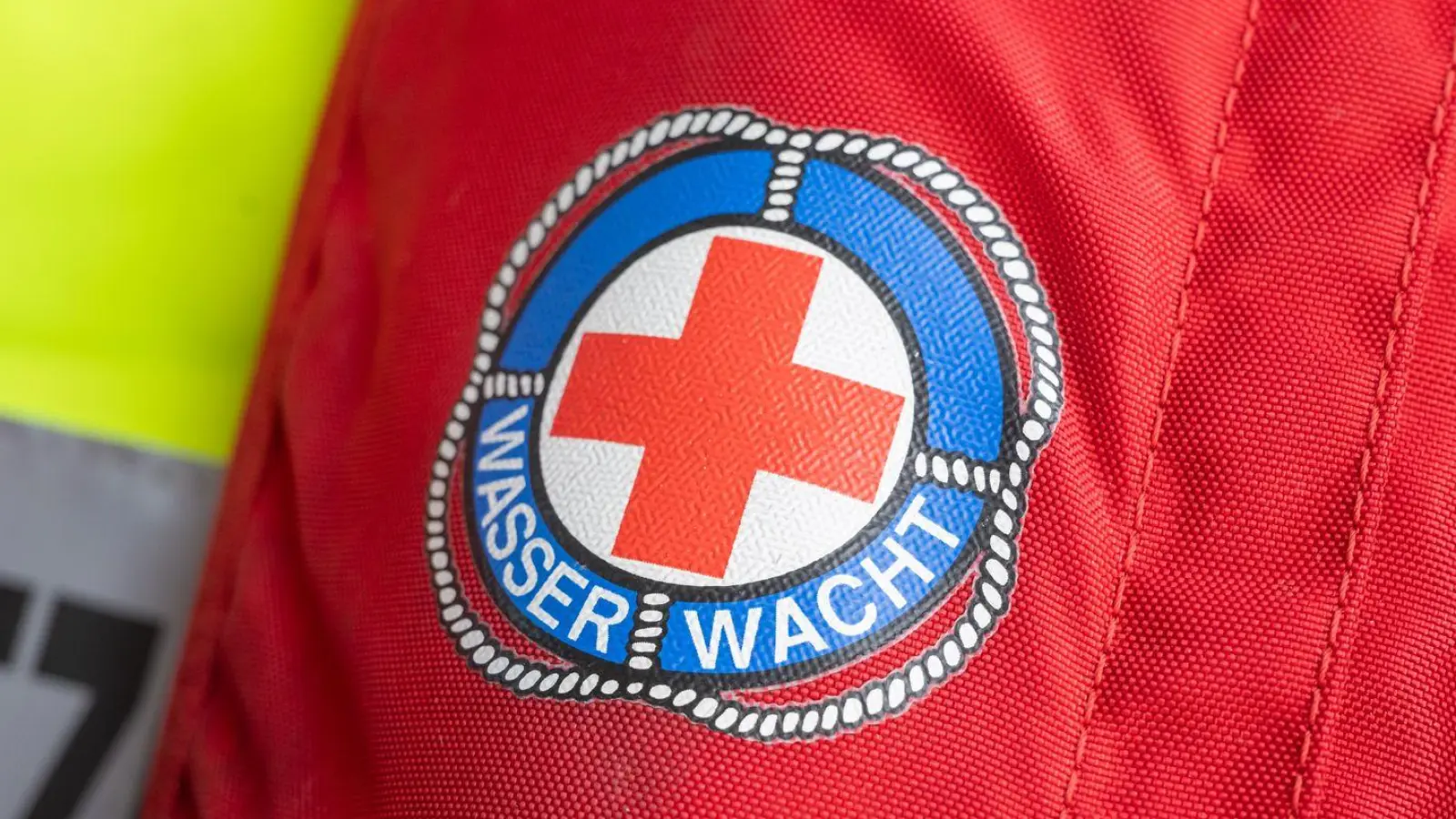 Kräfte von Polizei und Wasserwacht rückten am Dienstagnachmittag zu einem Einsatz auf der Donau aus. (Symbolbild) (Foto: Peter Kneffel/dpa)