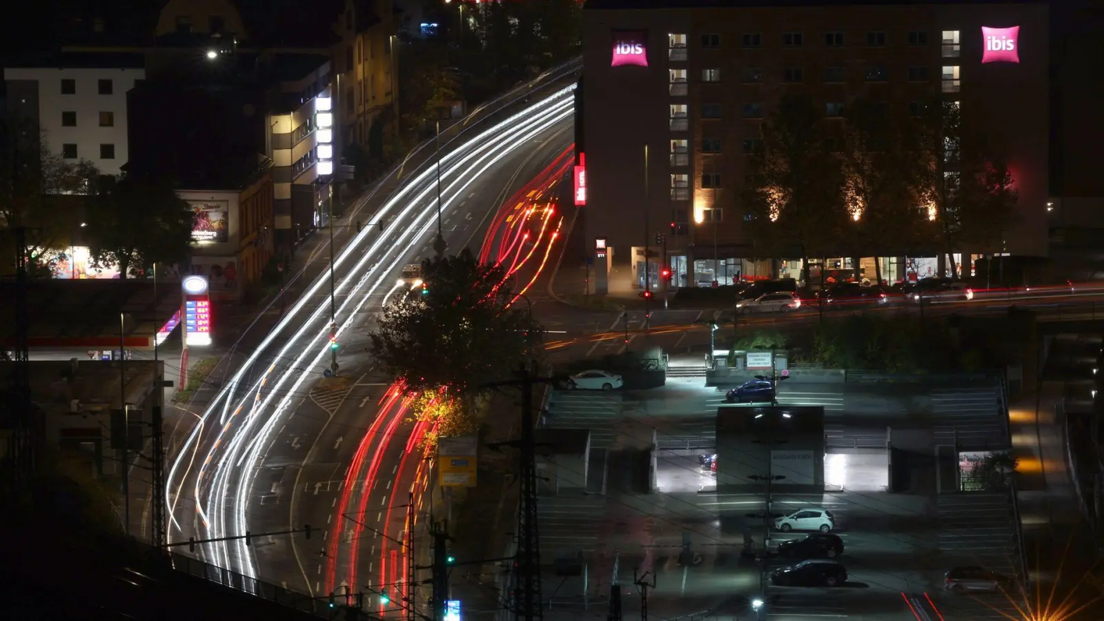 Weil viele Straßen glatt sind, fahren in Würzburg zunächst keine Busse. (Archivbild) (Foto: Karl-Josef Hildenbrand/dpa)